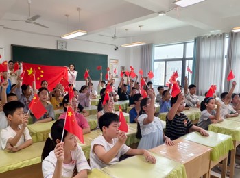 淮师大附小全体师生集中观看九三阅兵仪式