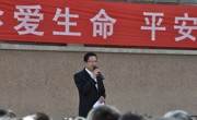 附小举行以“珍爱生命，平安校园”为主题的地震、消防逃生演练活动